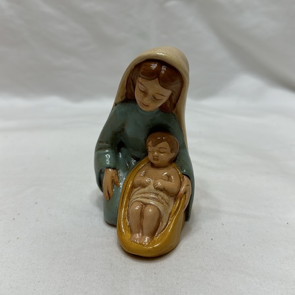 Mary and baby Jesus statue - Picture 3 of 7